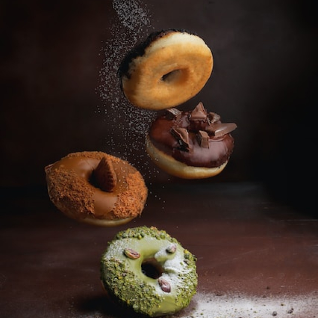 3つのドーナッツが落ちてくる様子